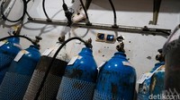 Tekanan oksigen dalam tabung selalu diperiksa secara berkala.