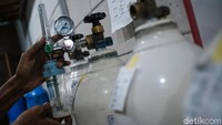 Petugas tampak menunjukkan regulator untuk mengetahui tekanan oksigen.
