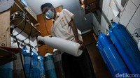 Seorang pekerja tengah memeriksa tabung oksigen medis di KawanKita Oksigen Pamulang, Tangerang Selatan, Jumat (18/6/2021).