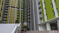 Warga beraktivitas di rumah susun (rusun) Pasar Rumput, Manggarai, Jakarta Selatan, Jumat (18/6/2021).