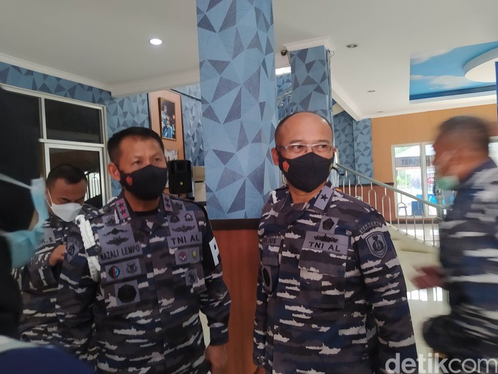 Danpuspomal Laksda TNI Nazali Lempo, sebelah kiri. (Adhyasta Dirgantara/detikcom)