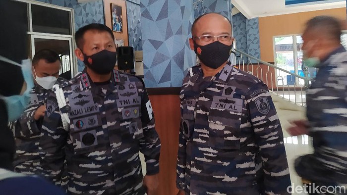 Danpuspomal Laksda TNI Nazali Lempo, sebelah kiri. (Adhyasta Dirgantara/detikcom)