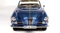 Pada 1956, BMW melengkapi varian BMW 501/502, dengan mobil sport Coupe dan Convertible, BMW 503. Berbeda dengan desain grill seri 303 yang sangat besar, desain kidney grill pada BMW 503 dibuat sangat kecil, dengan aksen krom. Desain ini sangat cocok dengan fascia 503 yang meruncing. Selain BMW 503, desain kidney grill tersebut juga diadopsi pada model BMW 3200 CS (1962) dan BMW 2000 CS (1965). Foto: BMW