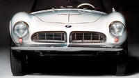 Keluar dari pakem desain kidney grill vertikal yang digunakan 303 dan 503, BMW 507 menggunakan desain kidney grill yang berbentuk horisontal. Mobil roadster ini menjadi mobil BMW pertama yang menampilkan dua intake udara besar, yang diposisikan secara horisontal. Asupan udara yang besar seperti itu memang dibutuhkan BMW 507, karena itu adalah satu-satunya sumber udara segar untuk pendinginan mesin V8 di bawah kap. Foto: BMW