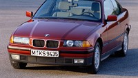 BMW Seri 3 yang diluncurkan pada tahun 1990, bisa dianggap sebagai pelopor desain kidney grill BMW yang kita kenal sekarang. Tidak seperti generasi sebelumnya, kidney grill BMW Seri 3 dibuat berbentuk persegi panjang dan terpisah, dengan sudut sedikit membulat. Foto: BMW