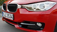 Generasi baru BMW Seri 3 yang diperkenalkan 2011 melahirkan evolusi baru, Seri 3 (F30) di era ini menggunakan kidney grill yang relatif lebar. Kisi-kisi ini terintegrasi dengan headlamp. Desain gril BMW serupa juga ditemukan pada BMW Seri 7 2015, BMW Seri 5 generasi saat ini, dan BMW Seri 6 terbaru (2017). Foto: BMW