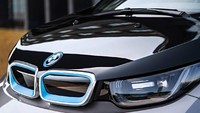 Beralih ke kendaraan listrik BMW, tetap menghadirkan bahasa desain kidney grill kendari mobil listrik sendiri sejatinya tidak membutugkan kisi-kisi. Kidney grill pada BMW i3 dibuat tertutup, dengan warna biru di sekililing area kisi-kisi. Desain kidney grill seperti ini juga bisa ditemui pada model BMW i8. Foto: BMW