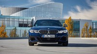 BMW Seri 3 saat ini menggabungkan beberapa desain kidney grill dari model-model sebelumnya. Misalnya, desain kisi-kisi memanjang dan secara signifikan lebih tinggi dari tepi atas lampu depan. Varian M Performance dari Seri 3 juga menampilkan penggantian mencolok batang gril, dari bentuk vertikal yang klasik, diganti dengan struktur mesh (jaring). Foto: BMW