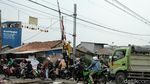 Duh, Semrawutnya Lalin di Perlintasan Kereta Pondok Ranji
