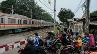 Hampir di dua lajur yang berlawanan dipenuhi oleh kendaraan roda dua. Itulah yang membuat kesemrawutan saat palang pintu dilintasan tak sebidang itu dibuka.