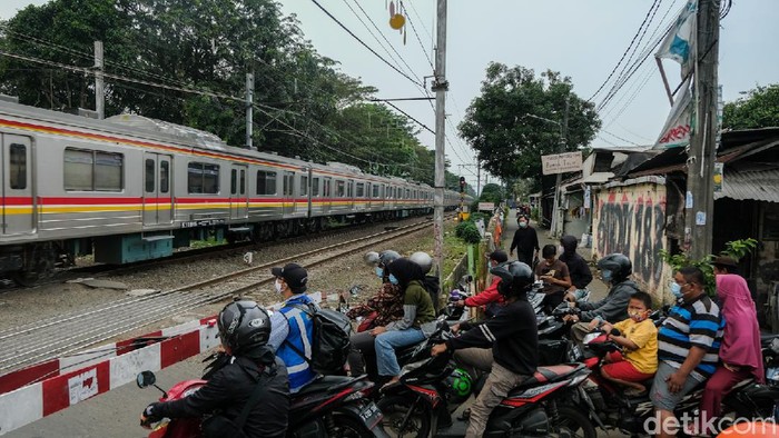 Perlintasan sebidang di dekat Stasiun Pondok Ranji, Tangerang Selatan, kerap menjadi titik kemacetan. Puncaknya biasa terjadi pada jam berangkat-pulang kerja.