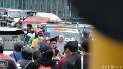 Duh, Semrawutnya Lalin di Perlintasan Kereta Pondok Ranji