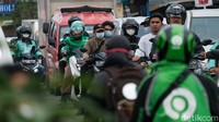 Begini penampakan  lalu-lintas di lokasi tampak semrawut, terlebih ketika palang pintu kereta api baru saja dibuka.