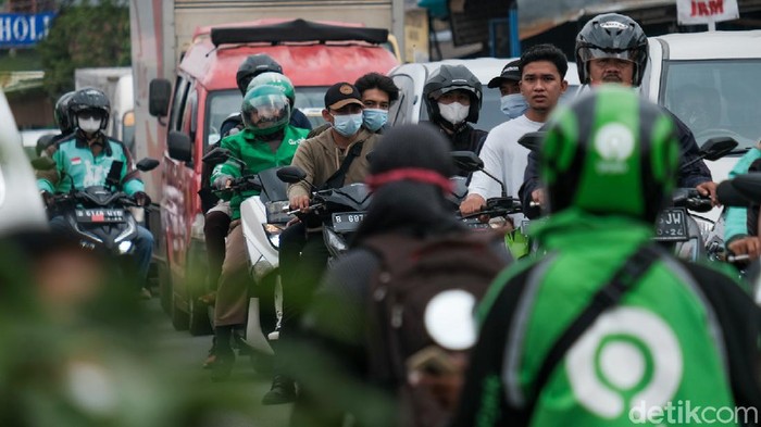 Perlintasan sebidang di dekat Stasiun Pondok Ranji, Tangerang Selatan, kerap menjadi titik kemacetan. Puncaknya biasa terjadi pada jam berangkat-pulang kerja.