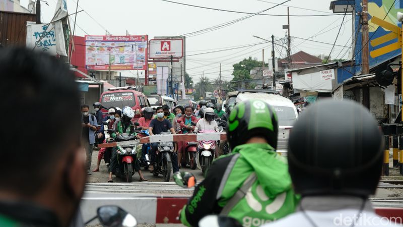 Perlintasan sebidang di dekat Stasiun Pondok Ranji, Tangerang Selatan, kerap menjadi titik kemacetan. Puncaknya biasa terjadi pada jam berangkat-pulang kerja.