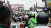 Penyebab semrawutnya lalin antara lain karena kendaraan melambatkan lajunya di perlintasan sebidang.