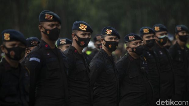 Prajurit TNI bersiap mengikuti Apel Gelar Pasukan Pengetatan PPKM Mikro wilayah DKI Jakarta di kawasan Monas, Jakarta, Jumat (18/6/2021). Apel Gelar Pasukan yang diikuti personel gabungan TNI-Polri-Satpol PP tersebut dalam rangka pengetatan pemberlakuan pembatasan kegiatan masyarakat (PPKM) Mikro di wilayah DKI Jakarta.