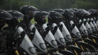 Pasukan dari TNI dan Polri melakukan apel di Monas, Jakarta, Jumat (18/6/2021). Gelar pasukan tersebut dalam rangka pengetatan PPKM Mikro di DKI Jakarta.