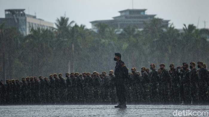 Prajurit TNI bersiap mengikuti Apel Gelar Pasukan Pengetatan PPKM Mikro wilayah DKI Jakarta di kawasan Monas, Jakarta, Jumat (18/6/2021). Apel Gelar Pasukan yang diikuti personel gabungan TNI-Polri-Satpol PP tersebut dalam rangka pengetatan pemberlakuan pembatasan kegiatan masyarakat (PPKM) Mikro di wilayah DKI Jakarta.