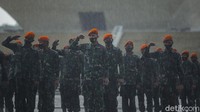 Prajurit TNI bersiap mengikuti Apel Gelar Pasukan Pengetatan PPKM Mikro wilayah DKI Jakarta di kawasan Monas, Jakarta, Jumat (18/6/2021).