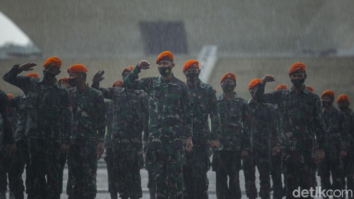 Prajurit TNI bersiap mengikuti Apel Gelar Pasukan Pengetatan PPKM Mikro wilayah DKI Jakarta di kawasan Monas, Jakarta, Jumat (18/6/2021). Apel Gelar Pasukan yang diikuti personel gabungan TNI-Polri-Satpol PP tersebut dalam rangka pengetatan pemberlakuan pembatasan kegiatan masyarakat (PPKM) Mikro di wilayah DKI Jakarta.