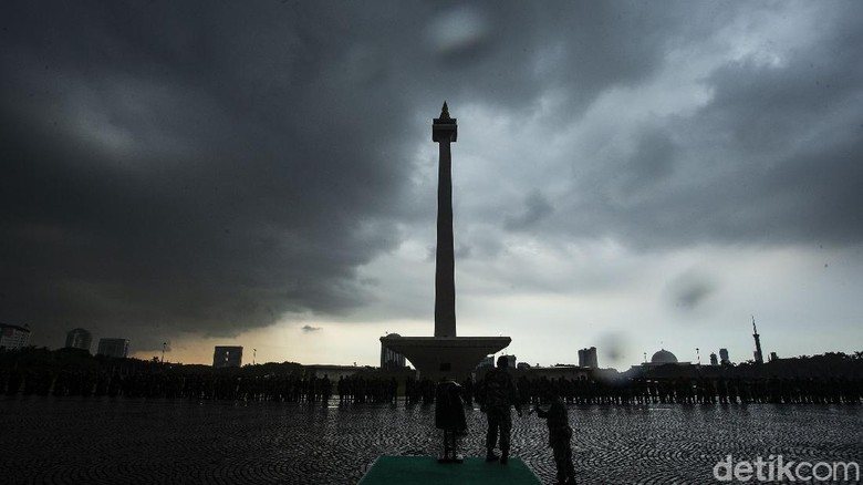Foto: Apel Pengetatan PPKM Mikro di Jakarta Prajurit TNI bersiap mengikuti Apel Gelar Pasukan Pengetatan PPKM Mikro wilayah DKI Jakarta di kawasan Monas, Jakarta, Jumat (18/6/2021). Apel Gelar Pasukan yang diikuti personel gabungan TNI-Polri-Satpol PP tersebut dalam rangka pengetatan pemberlakuan pembatasan kegiatan masyarakat (PPKM) Mikro di wilayah DKI Jakarta.