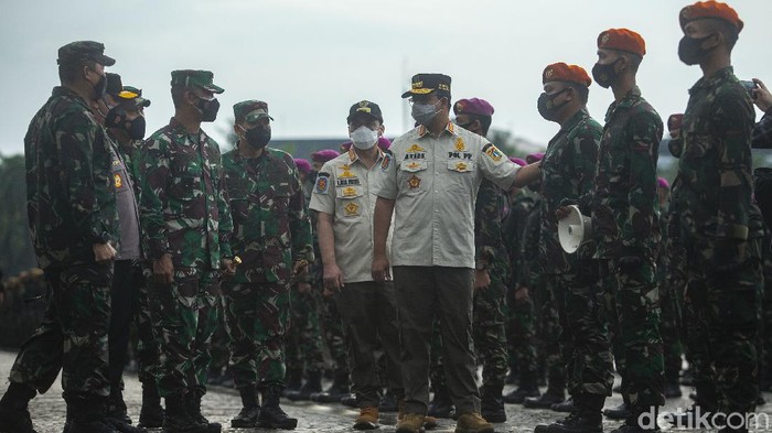 Prajurit TNI bersiap mengikuti Apel Gelar Pasukan Pengetatan PPKM Mikro wilayah DKI Jakarta di kawasan Monas, Jakarta, Jumat (18/6/2021). Apel Gelar Pasukan yang diikuti personel gabungan TNI-Polri-Satpol PP tersebut dalam rangka pengetatan pemberlakuan pembatasan kegiatan masyarakat (PPKM) Mikro di wilayah DKI Jakarta.