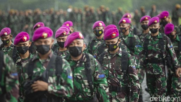Prajurit TNI bersiap mengikuti Apel Gelar Pasukan Pengetatan PPKM Mikro wilayah DKI Jakarta di kawasan Monas, Jakarta, Jumat (18/6/2021). Apel Gelar Pasukan yang diikuti personel gabungan TNI-Polri-Satpol PP tersebut dalam rangka pengetatan pemberlakuan pembatasan kegiatan masyarakat (PPKM) Mikro di wilayah DKI Jakarta.