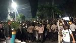Foto: Bonek Padati Jalan ke Stadion Tambaksari
