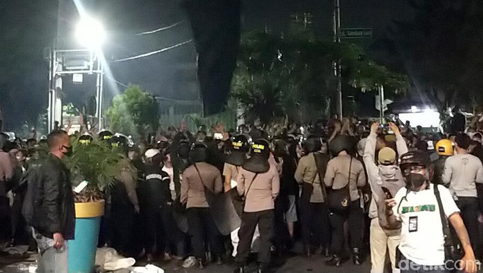 Klub sepakbola Persebaya Surabaya akan merayakan hari jadinya Jumat (18/6). Sejak kamis malam, Bonek sudah memadati jalan menuju Stadion Tambaksari, Surabaya.