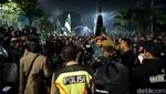 Foto: Bonek Padati Jalan ke Stadion Tambaksari