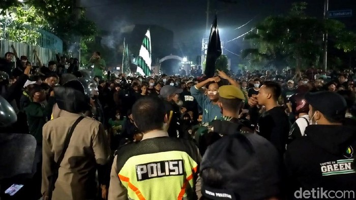 Foto: Bonek Padati Jalan ke Stadion Tambaksari Klub sepakbola Persebaya Surabaya akan merayakan hari jadinya Jumat (18/6). Sejak kamis malam, Bonek sudah memadati jalan menuju Stadion Tambaksari, Surabaya.