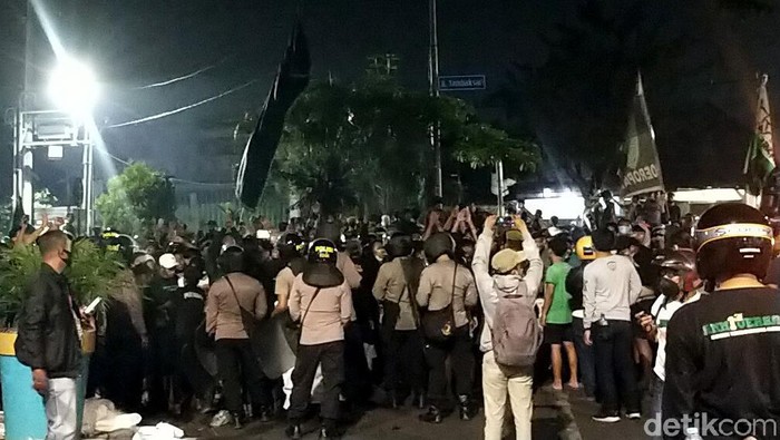 Klub sepakbola Persebaya Surabaya akan merayakan hari jadinya Jumat (18/6). Sejak kamis malam, Bonek sudah memadati jalan menuju Stadion Tambaksari, Surabaya.