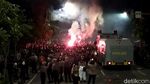 Foto: Bonek Padati Jalan ke Stadion Tambaksari