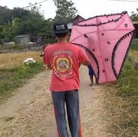 Sungguh ide kreatif yang bikin pusing. Anti mainstream abis, pria yang satu ini milih membuat layangan berbentuk celana dalam wanita. Foto: YouTube