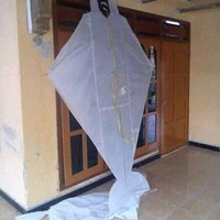 Kalau sebelumnya ada kuntilanak, kali ini giliran si pocong yang unjuk gigi. Orang yang liat layangan seperti ini bisa-bisa jantungan nih. Seram abis! Foto: Instagram