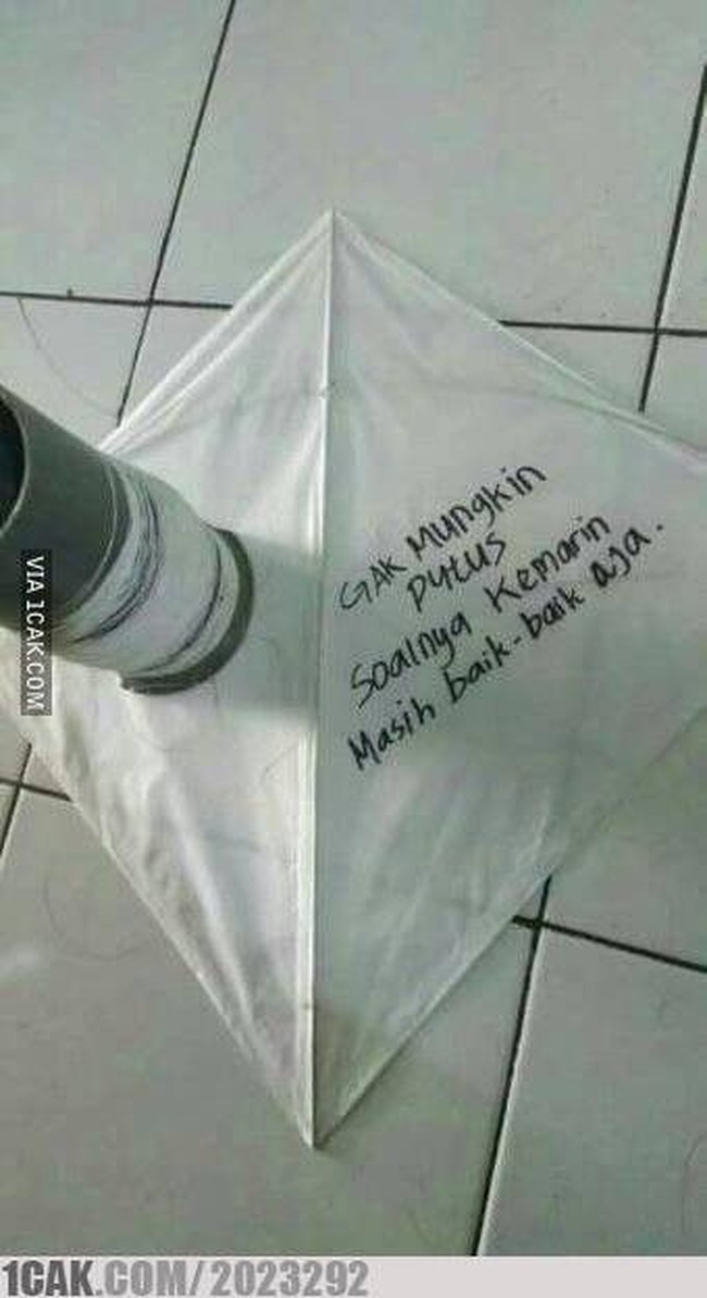 Layangan bisa dijadiin tempat curhat juga loh, contohnya kayak gini. Sungguh multifungsi bukan? Siapa tahu nanti curhatanmu bisa dibaca sama si doi juga. Foto: 1cak.com