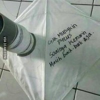 Layangan bisa dijadiin tempat curhat juga loh, contohnya kayak gini. Sungguh multifungsi bukan? Siapa tahu nanti curhatanmu bisa dibaca sama si doi juga. Foto: 1cak.com