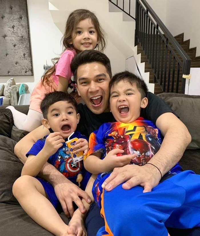 10 Momen Kulineran Jonathan Frizzy dengan Keluarga Kecilnya