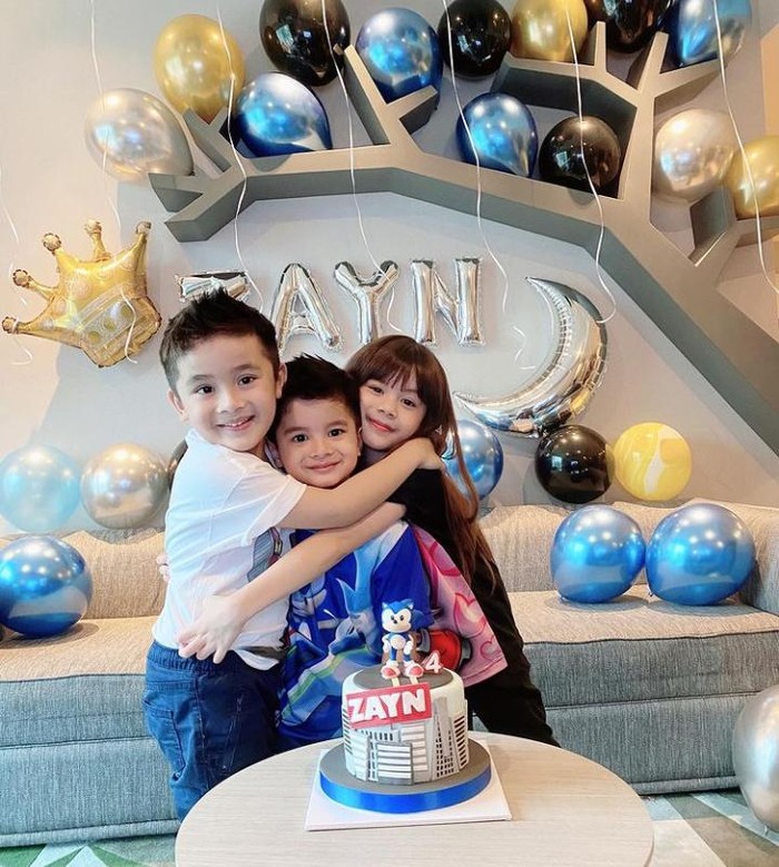 Galeri Jonathan Frizzy 10 Momen Kulineran Jonathan Frizzy dengan Keluarga Kecilnya