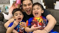 Memiliki tiga anak dari pernikahannya bersama Denna, membuat keluarganya begitu harmonis. Keluarga Jonathan Frizzy sangat jarang diterpa isu miring pada media. Foto: Instagram/ijonkfrizzy