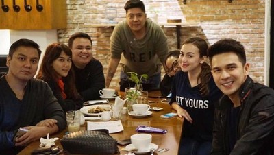 10 Momen Kulineran Jonathan Frizzy dengan Keluarga Kecilnya