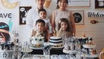 10 Momen Kulineran Jonathan Frizzy dengan Keluarga Kecilnya