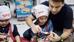 10 Momen Kulineran Jonathan Frizzy dengan Keluarga Kecilnya