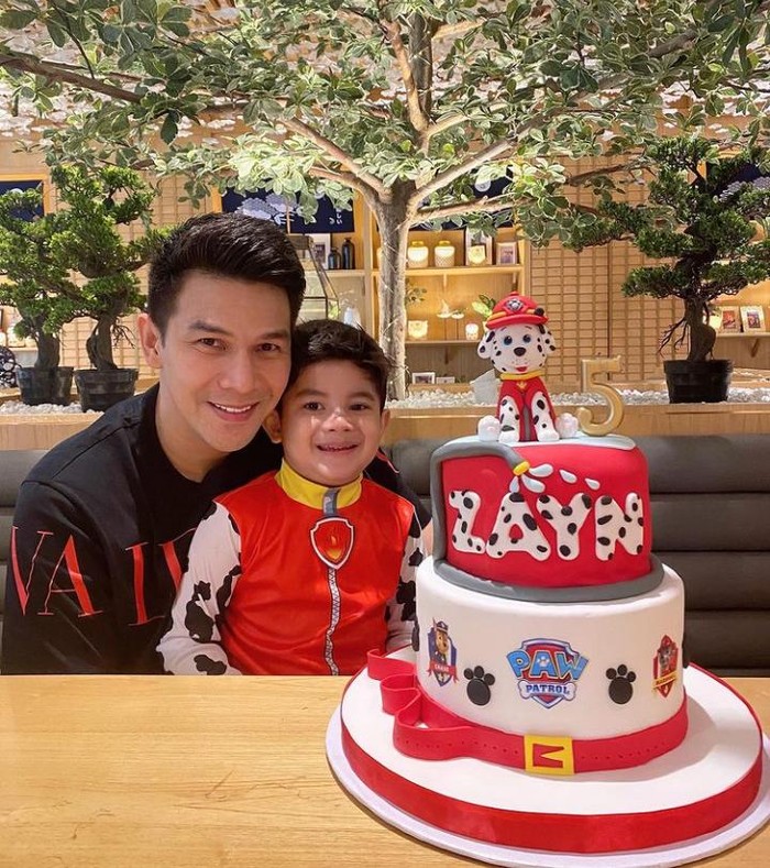 10 Momen Kulineran Jonathan Frizzy dengan Keluarga Kecilnya