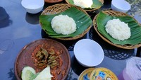 Ada berbagai macam menu masakan ikan kali yang bisa dipesan antara lain udang kali dan ikan wader. Menu ikan tawar belut, lele, serta nila turut tersedia. Selain itu, ada juga menu masakan khas Tulunganggung dan Trenggalek seperti lodo ayam kampung serta ikan tuna asap. Foto: Andhika Dwi