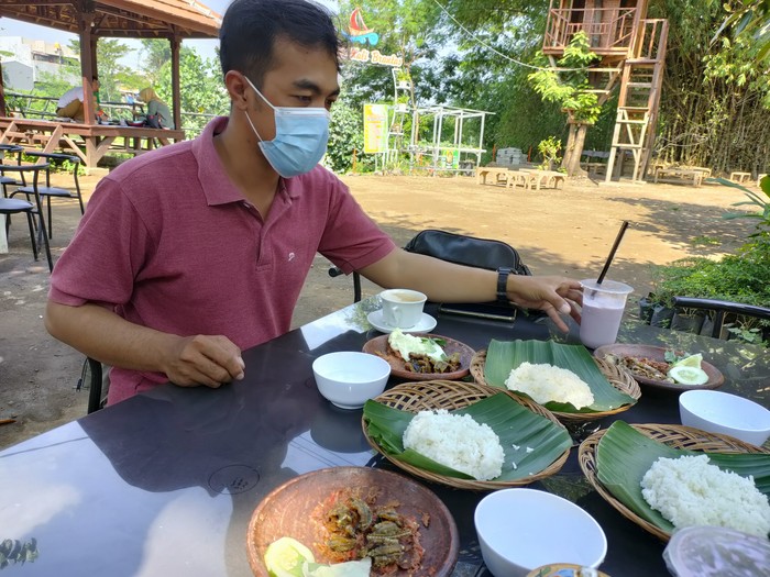 Galeri Warung Kali Brantas Warung Kali Brantas, Rumah Makan Tradisional di Tepi Sungai Brantas