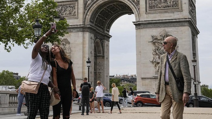 Prancis longgarkan jam malam dan aturan penggunaan masker di luar ruangan. Pencabutan aturan ini dilakukan usai kasus COVID-19 di negara itu dinilai menurun.