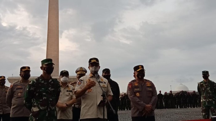 Prajurit TNI bersiap mengikuti Apel Gelar Pasukan Pengetatan PPKM Mikro wilayah DKI Jakarta di kawasan Monas, Jakarta, Jumat (18/6/2021). Apel Gelar Pasukan yang diikuti personel gabungan TNI-Polri-Satpol PP tersebut dalam rangka pengetatan pemberlakuan pembatasan kegiatan masyarakat (PPKM) Mikro di wilayah DKI Jakarta.