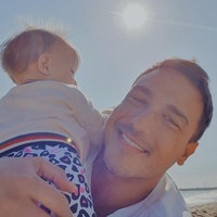 Suami Raisa, Hamish Daud, diketahui memiliki darah blasteran. Ibundanya berasal dari Madura, sedangkan sang ayah dari Australia. Hamish sendiri merupakan warga negara Australia. Nama Hamish mulai banyak dikenal usai dirinya menjadi host acara travelling My Trip My Adventure yang tayang di Trans TV. Pada tahun 2017 namanya semakin melambung usai memperistri penyanyi Raisa. Foto: Instagram: @hamishdw